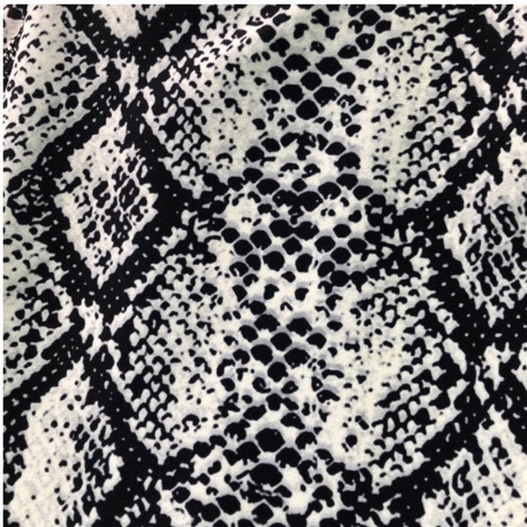 BECCA Athletic Snake Print 7/8 Leggings - NWT - Picture 3 of 4